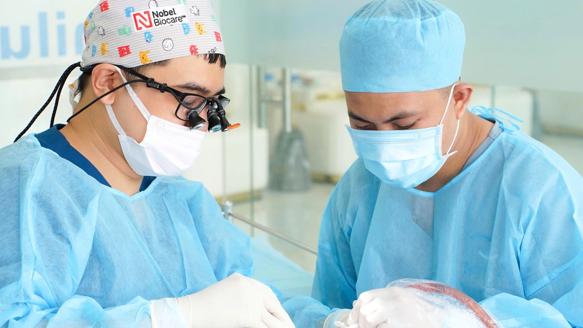 Bác sĩ chuyên khoa thực hiện_ Đảm bảo chuẩn y khoa, thẩm mỹ cao Specialist doctor performs_ Ensures medical standards and high aesthetics