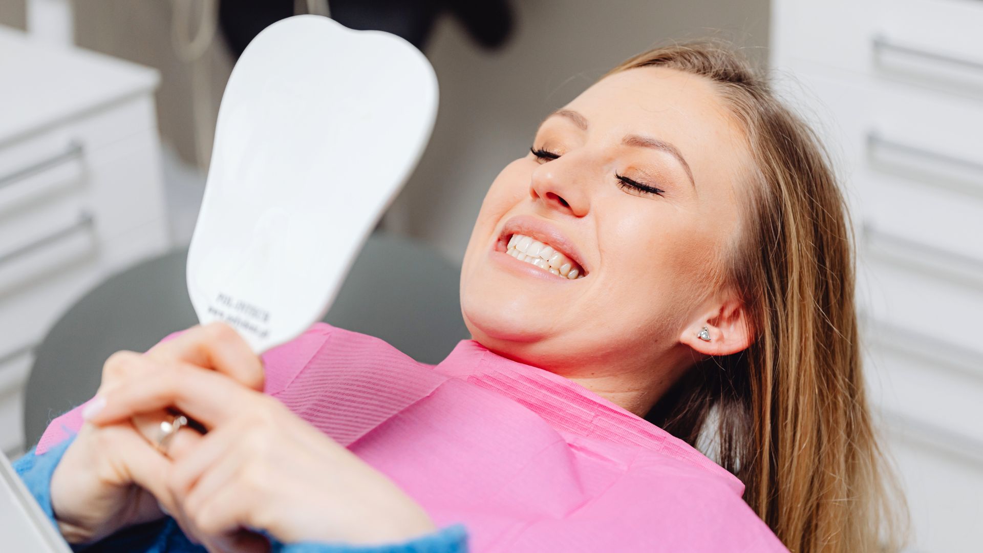 Dáng răng không đều_ Tạo form răng chuẩn, cười hài hòa khuôn mặt Uneven teeth shape_ Create standard teeth shape, smile in harmony with the face