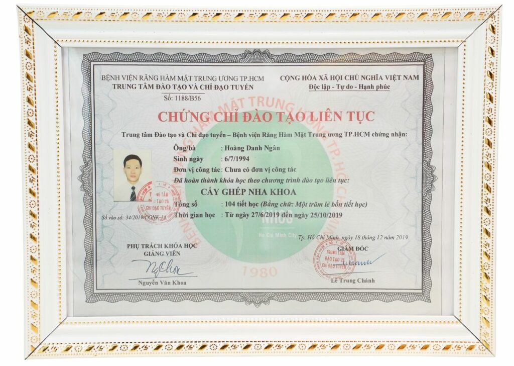 Hoàng Danh Ngân chứng chỉ đào tạo liên tục cấy ghép nha khoa Hoang Danh Ngan holds a continuing education certificate in dental implantology