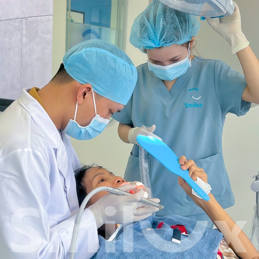 bác sĩ cấy implant giỏi smilux