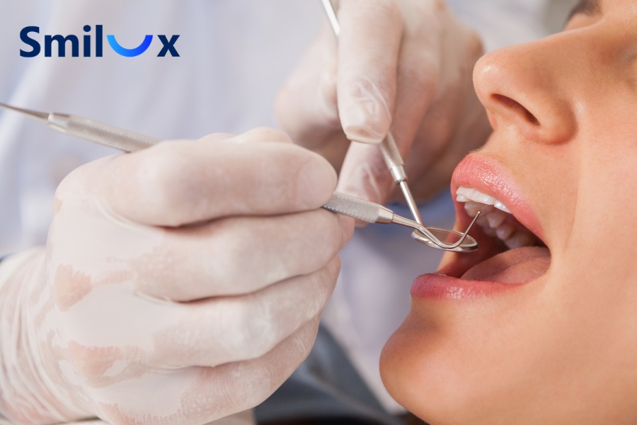 Bác sĩ đặt trụ sai vị trí có thể khiến mão sứ không khít, khó vệ sinh và phát sinh mùi Bác sĩ đặt trụ sai vị trí có thể khiến mão sứ không khít, khó vệ sinh và phát sinh mùi