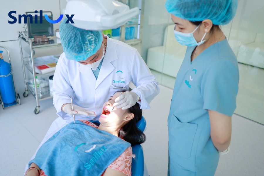 Bác sĩ tại Smilux Dental có tay nghề cao với hơn 15 năm kinh nghiệm lâm sàng