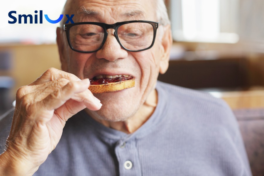 Trồng răng Implant cho người cao tuổi giúp cô chú ăn nhai thoải mái hơn