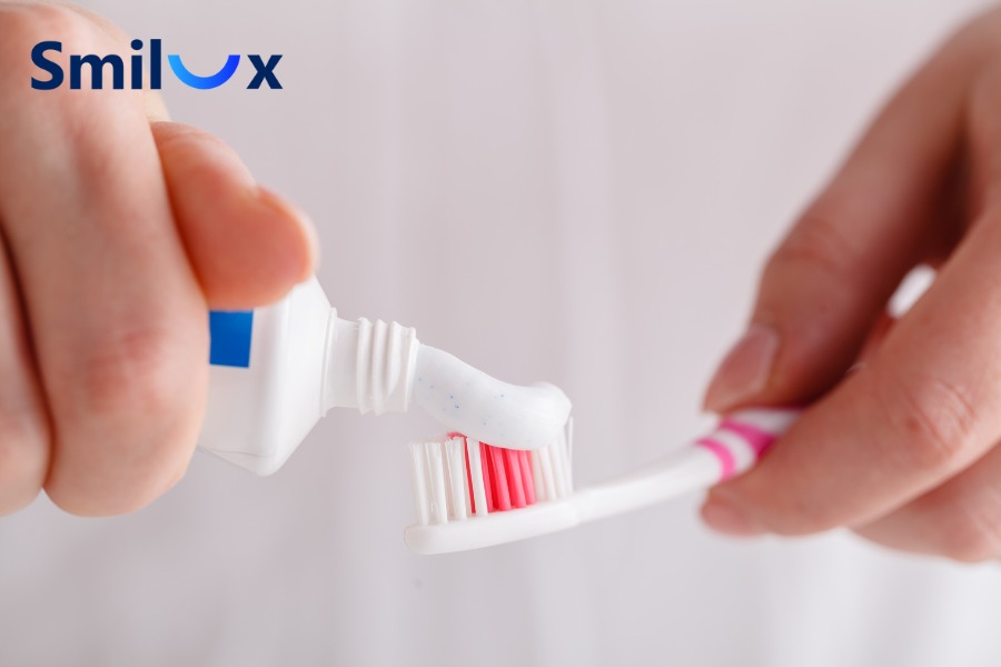 Sau khi cắt chỉ, cô/chú/anh/chị vẫn cần duy trì việc chải răng nhẹ nhàng Sau khi cắt chỉ, cô/chú/anh/chị vẫn cần duy trì việc chải răng nhẹ nhàng