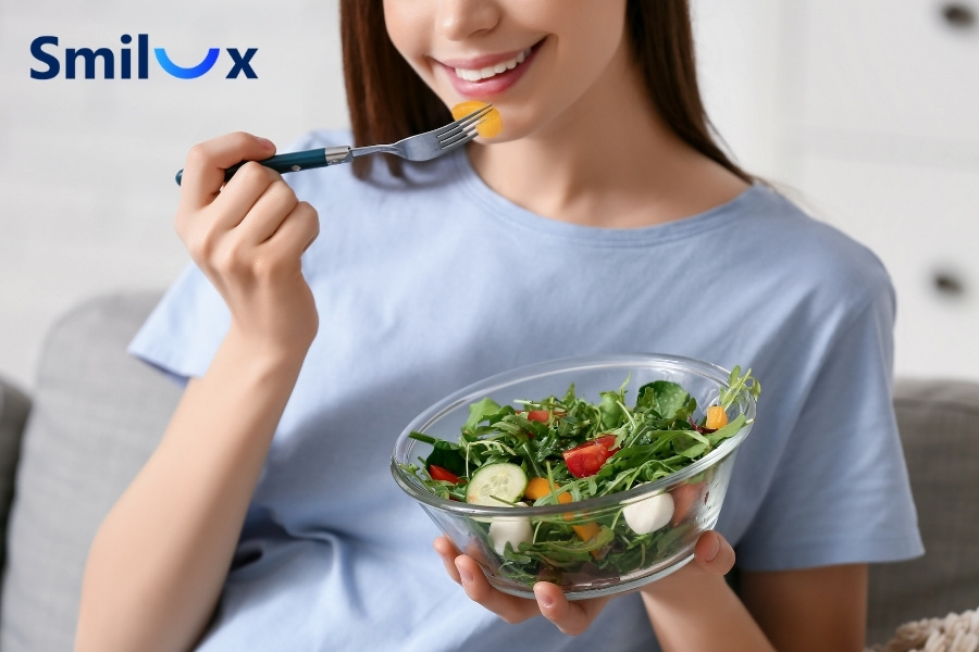 Sau khi bọc răng sứ khoảng 24 đến 48 giờ, bạn có thể ăn uống gần như bình thường Sau khi bọc răng sứ khoảng 24 đến 48 giờ, bạn có thể ăn uống gần như bình thường