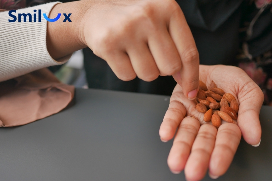 Bọc răng sứ có thể ăn đồ cứng nhưng không nên quá thường xuyên Bọc răng sứ có thể ăn đồ cứng nhưng không nên quá thường xuyên