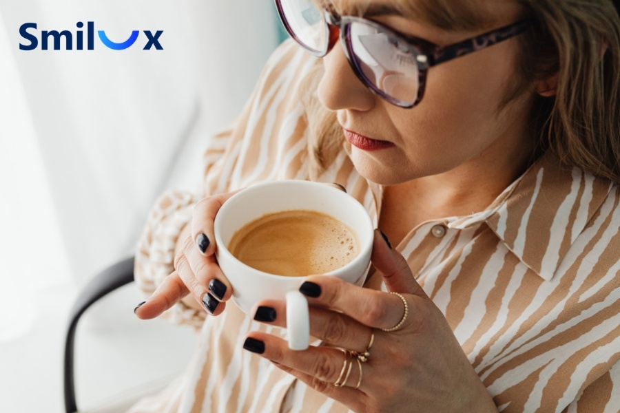 Hạn chế cà phê và các thức uống đậm màu để răng sứ không bị xỉn màu. Hạn chế cà phê và các thức uống đậm màu để răng sứ không bị xỉn màu.