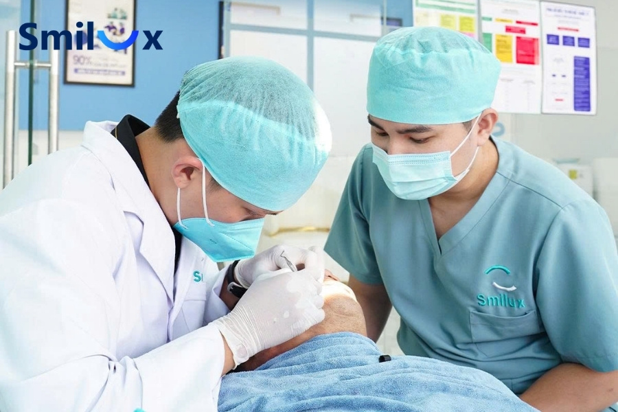 Răng sứ có thể gắn lại nếu mão sứ còn nguyên vẹn và cùi răng bên dưới vẫn chắc khỏe Răng sứ có thể gắn lại nếu mão sứ còn nguyên vẹn và cùi răng bên dưới vẫn chắc khỏe