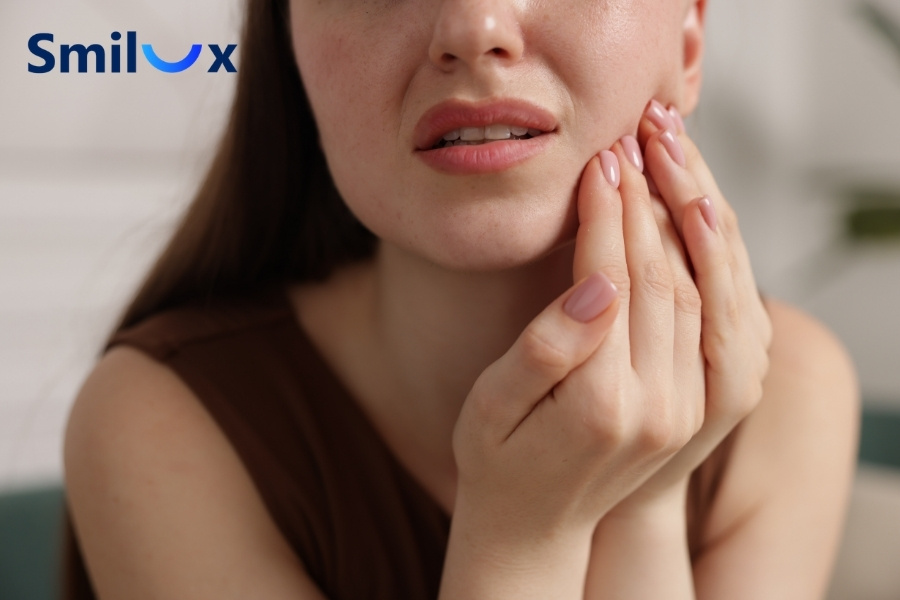 Nếu đau kéo dài sau bọc sứ, bác sĩ có thể cần tháo mão sứ để kiểm tra và xử lý sớm Nếu đau kéo dài sau bọc sứ, bác sĩ có thể cần tháo mão sứ để kiểm tra và xử lý sớm