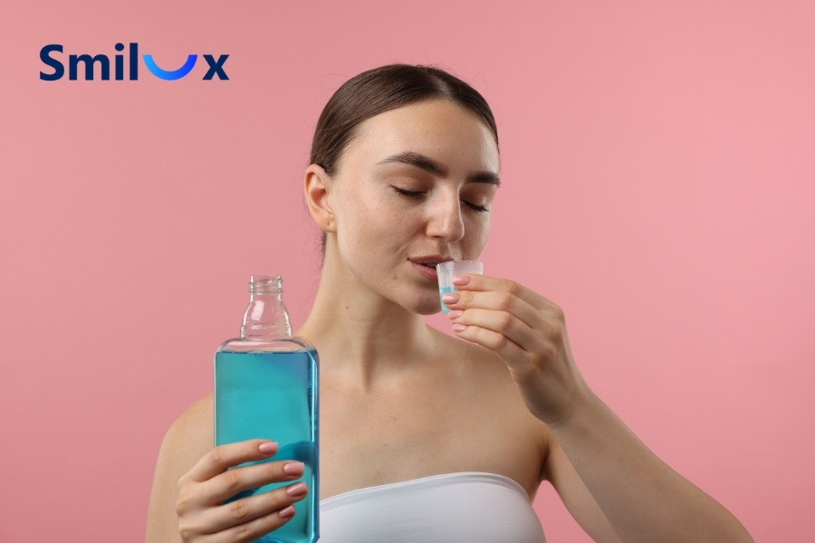 Súc miệng nước muối ấm giúp làm sạch, giảm viêm và hỗ trợ lành vết xước do mắc cài Súc miệng nước muối ấm giúp làm sạch, giảm viêm và hỗ trợ lành vết xước do mắc cài