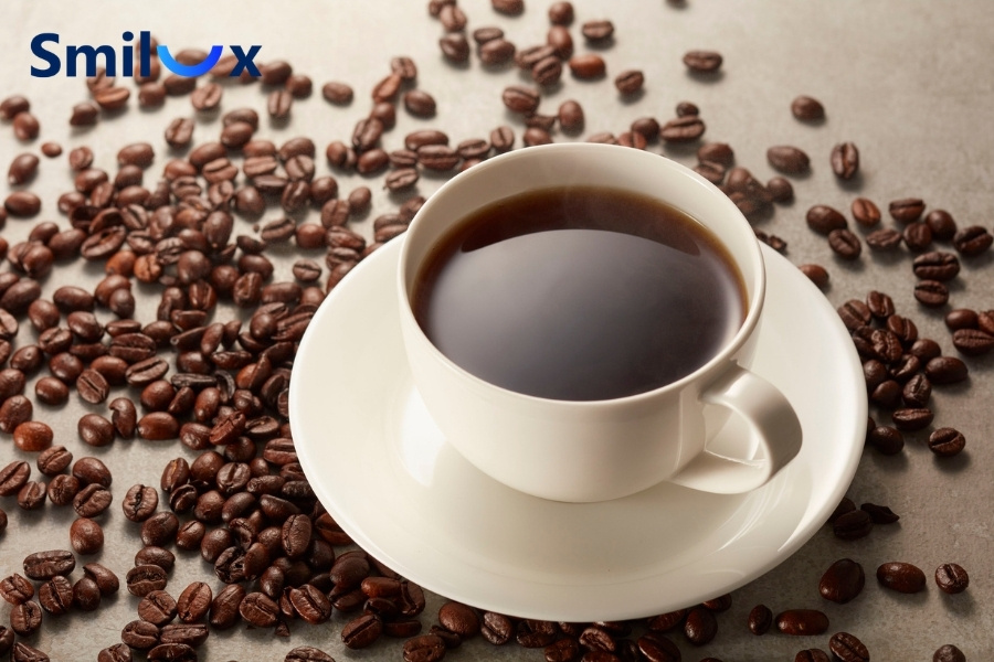 Bệnh nhân niềng răng nên hạn chế uống cà phê để răng không bị xuống màu Bệnh nhân niềng răng nên hạn chế uống cà phê để răng không bị xuống màu