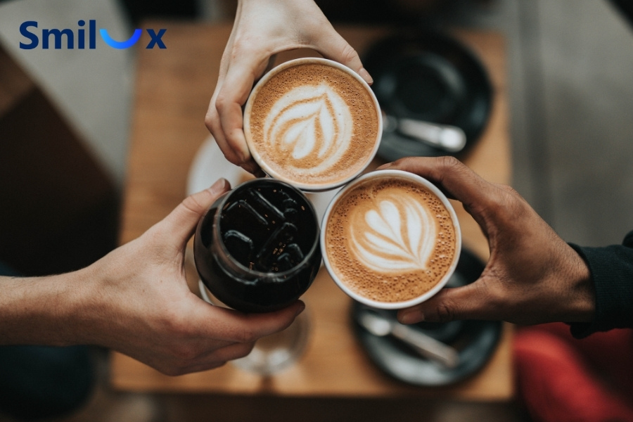 Cà phê có màu đậm, dễ bám lên bề mặt răng và khí cụ chỉnh nha, khiến răng dễ xỉn màu Cà phê có màu đậm, dễ bám lên bề mặt răng và khí cụ chỉnh nha, khiến răng dễ xỉn màu